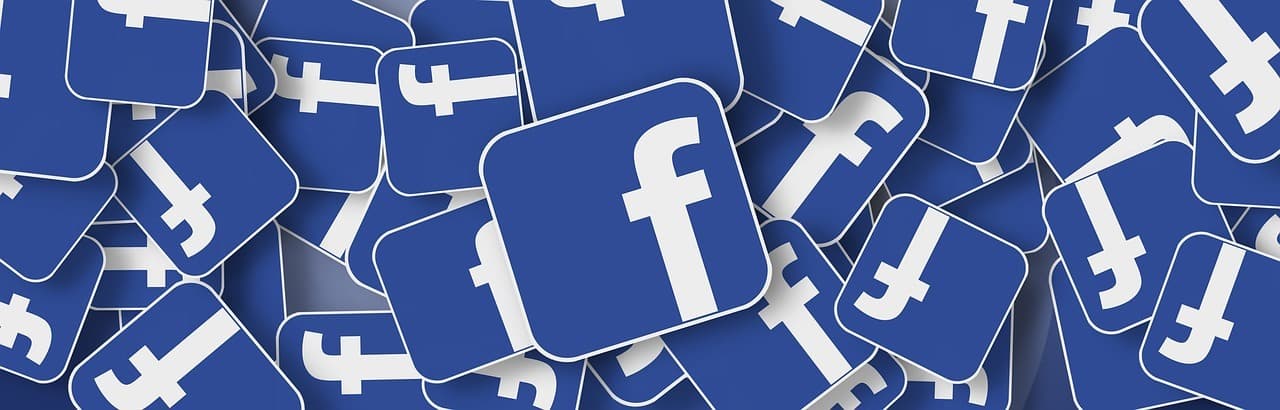 Image shows a flat pile of Facebook logo badges.