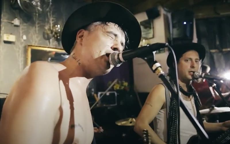 Image shows The Libertines singing in the Boogaloo Pub.