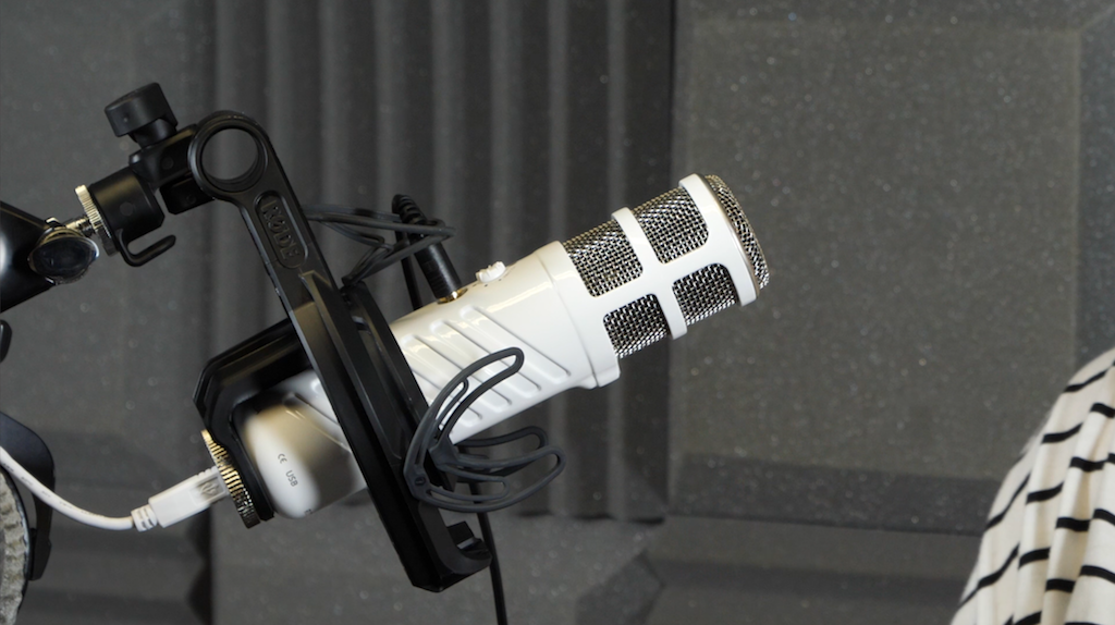 Image shows the Rode SMR Stand with a RODE Podcaster mic attached.